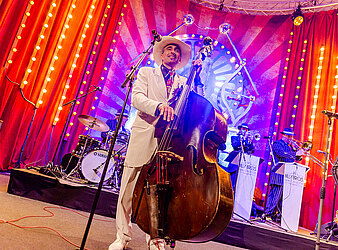 PARTY ZUM HUTBALL EINE WATERLOO PRODUKTION