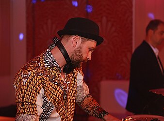 PARTY ZUM HUTBALL - EINE WATERLOO PRODUKTION