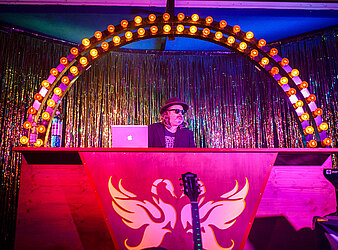 HUTBALL - EINE WATERLOO PRODUKTION