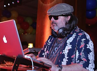 PARTY ZUM HUTBALL EINE WATERLOO PRODUKTION