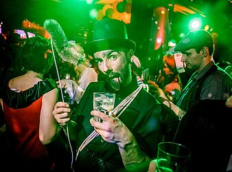 PARTY ZUM HUTBALL EINE WATERLOO PRODUKTION