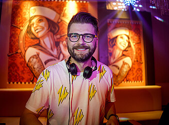 HUTBALL - EINE WATERLOO PRODUKTION