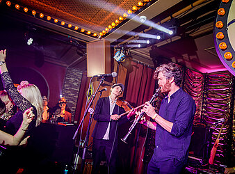 PARTY ZUM HUTBALL EINE WATERLOO PRODUKTION