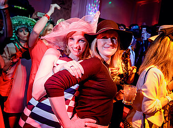 PARTY ZUM HUTBALL EINE WATERLOO PRODUKTION