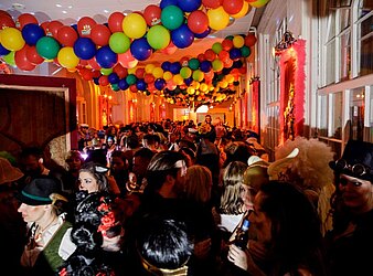 PARTY ZUM HUTBALL EINE WATERLOO PRODUKTION