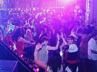 PARTY ZUM HUTBALL EINE WATERLOO PRODUKTION