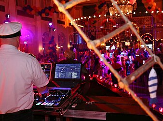 PARTY ZUM HUTBALL EINE WATERLOO PRODUKTION