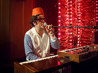 HUTBALL - EINE WATERLOO PRODUKTION