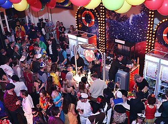 PARTY ZUM HUTBALL EINE WATERLOO PRODUKTION