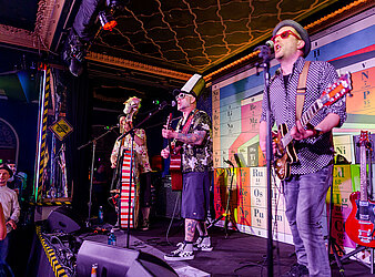 PARTY ZUM HUTBALL EINE WATERLOO PRODUKTION