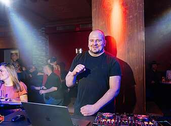 SPÄTSCHICHT - DIE AFTERWORK PARTY