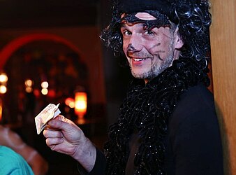 PARTY ZUM HUTBALL EINE WATERLOO PRODUKTION