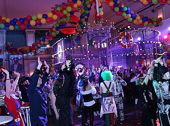 PARTY ZUM HUTBALL EINE WATERLOO PRODUKTION